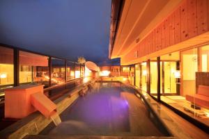 高山火沙卡库酒店的一座建筑物中央的游泳池