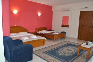 Lágos拉各斯港客房旅馆的酒店客房,设有两张床和一张蓝色椅子