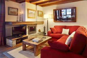 巴奎伊拉-贝莱特Val de Ruda 31 by FeelFree Rentals的客厅设有红色的沙发和壁炉