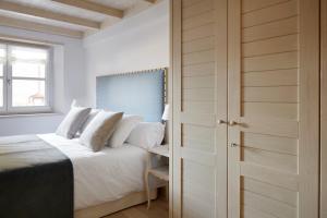 巴奎伊拉-贝莱特Val de Ruda Luxe 38 by FeelFree Rentals的白色的卧室设有床和窗户