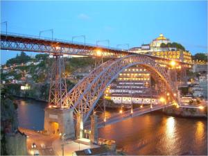 波尔图Porto Riverside的一条河上的桥梁,上面有火车