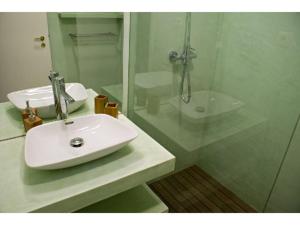 波尔图Porto Riverside的白色的浴室设有水槽和淋浴。