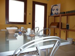Casaleggio NovaraAmetista的一间带桌子和2个窗户的用餐室