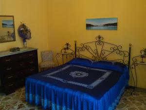 阿沃拉Happy House Wifi Free Bici Free的一间卧室配有蓝色的床和梳妆台