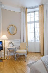 乌普萨拉霍恩格兰德酒店的一间卧室配有桌子、椅子和镜子