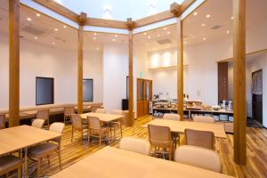 Hasami波佐见极乐别墅酒店的一间带桌椅的用餐室和一间厨房