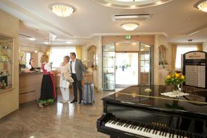 劳恩贝格文泽霍夫酒店的站在大堂的男女钢琴