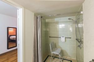 威奇托福尔斯第6威奇托福尔斯汽车旅馆​​ - 北的浴室内配有淋浴和椅子