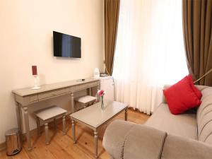 伊斯坦布尔Green Star Taksim Hotel的客厅配有沙发和桌子