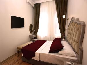 伊斯坦布尔Green Star Taksim Hotel的一间卧室设有一张床和一个窗口