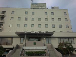 水户水户滨江酒店的上面有标志的建筑