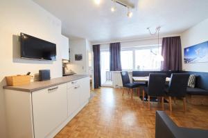 萨尔巴赫Appartement Relax & Sport的厨房以及带桌椅的用餐室。