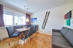 萨尔巴赫Appartement Relax & Sport的一间带桌椅和沙发的用餐室