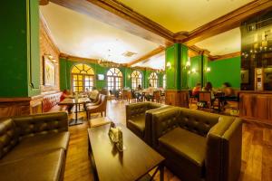 科伦坡斯图尔特斯特鲁斯酒店的餐厅拥有绿色的墙壁和皮革沙发及桌子