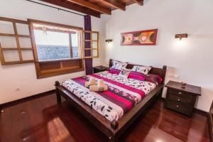 普拉亚布兰卡Villa el Faro的一间卧室,配有一张带两个泰迪熊的床