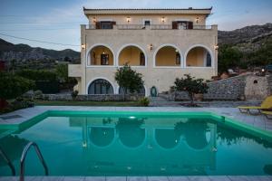 KeramesPetrinos Milos的别墅前设有游泳池