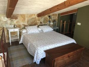 坎波德克里普塔纳La Casa del Bachiller的一间卧室设有一张床和石墙