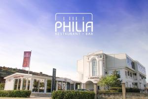 波德戈里察菲利亚酒店的白色的建筑,上面标有阅读phili餐厅酒吧的标志
