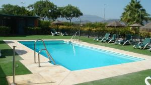 马拉加马拉加西班牙波萨达斯酒店的一个带椅子的大型游泳池