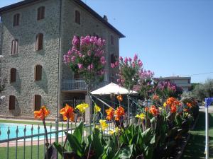 马焦内Appartamenti La Rosetta的前面有一堆鲜花的建筑