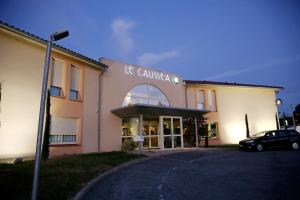 卡斯特尔The Originals City, Hôtel Le Causséa, Castres (Inter-Hotel)的前面有停车位的建筑