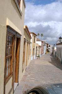 格拉纳迪利亚德亚沃纳埃尔特拉斯帕提奥乡村民宿的城镇中拥有建筑物和汽车的街道