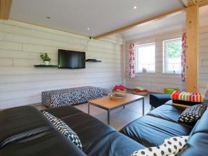 韦姆Heritage Holiday Home in Ovifat with Sauna的客厅配有2张蓝色沙发和电视