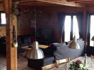 莱热舍伍德森林小木屋的客厅配有沙发和2盏灯