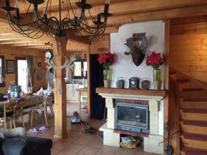 莱热舍伍德森林小木屋的带壁炉的客厅和用餐室
