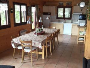 莱热舍伍德森林小木屋的厨房里设有1间带桌椅的用餐室