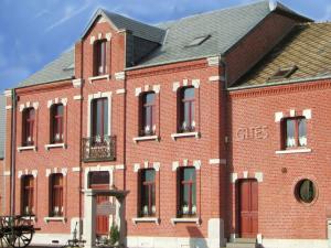 Les RiessesThe ideal spot for a family reunion的黑色屋顶红砖建筑