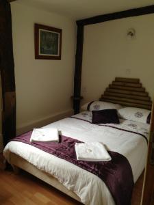 克勒兹河畔阿尔让通Le Terrier Blanc的一间卧室配有带毛巾的床