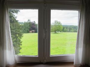 斯帕迈松玛丽度假屋的享有绿色田野景致的开放式窗户