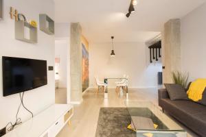 格拉纳达格拉纳达市中心公寓的客厅配有沙发和桌子