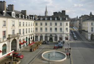 波城Hotel De Gramont的享有拥有建筑和喷泉的城市街道的景色