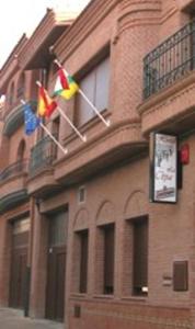 Aldeanueva de Ebro塞帕旅馆的砖楼一侧的两面旗