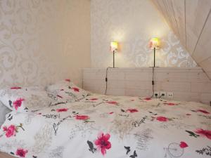 斯帕帕特温泉公寓的一间卧室,床上放着鲜花