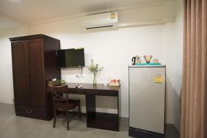 曼谷苏22号公寓的厨房配有书桌、冰箱和桌子