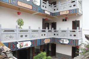 建水县涵书香院艺术客栈的建筑的侧面有彩色瓷砖