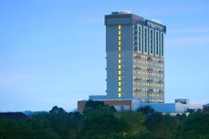 梭罗ASTON Solo Hotel的上面有索尼标志的高楼