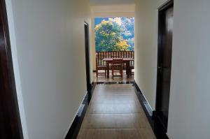 奇洛Hotel Pearl Gate的走廊设有桌子和用餐室