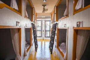 素叻港口旅舍的一间设有一张双层床的房间