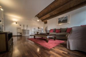 威尼斯Mansarda Magritte的客厅配有沙发和桌子