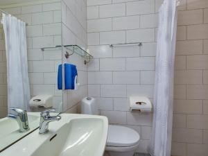 罗恩哥莫布费耶斯图酒店的白色的浴室设有卫生间和水槽。