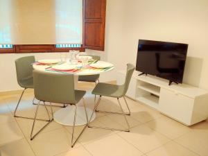 瓦伦西亚Quart Silence的一间带桌椅和电视的用餐室