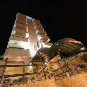 塞拉内格拉塞拉内格拉蒙塔纳酒店的一座建筑,在晚上,有一座建筑的背景