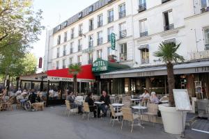 巴黎德拉图尔酒店 的一群坐在大楼外桌子上的人