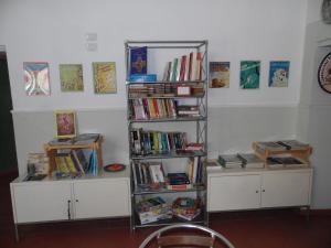 庞贝Agorà Hostel的书架上装满了书