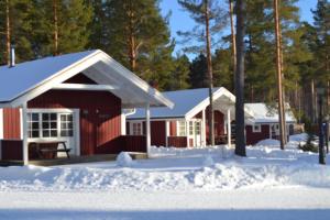 赖特维克First Camp Enåbadet - Rättvik的前面有雪的红色房子