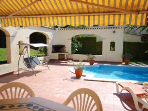 Peaceful Villa in Calonge Spain with Swimming Pool内部或周边的泳池